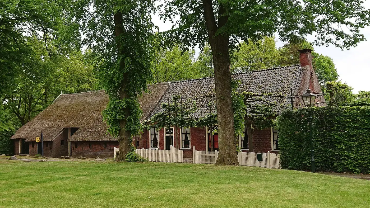 Boerderij met rieten dak aan de Brink in Norg