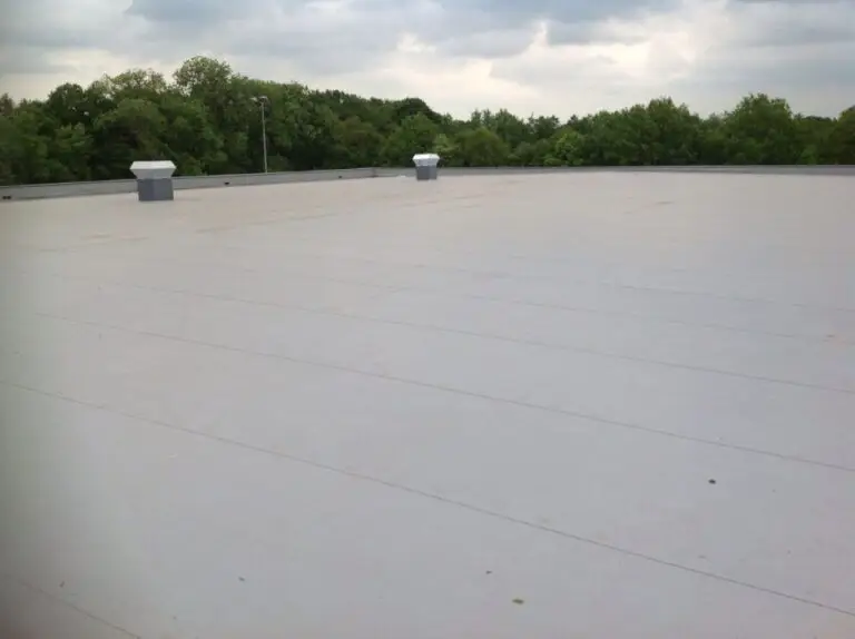 Groot plat dak met nieuwe grijze dakbedekking