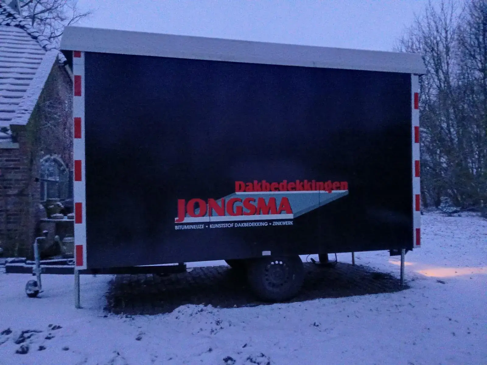 Aanhanger van Jongsma in de sneeuw