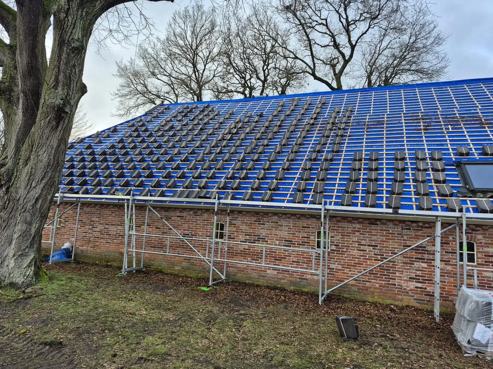 Boerderijdak met nieuwe folie en panlatten