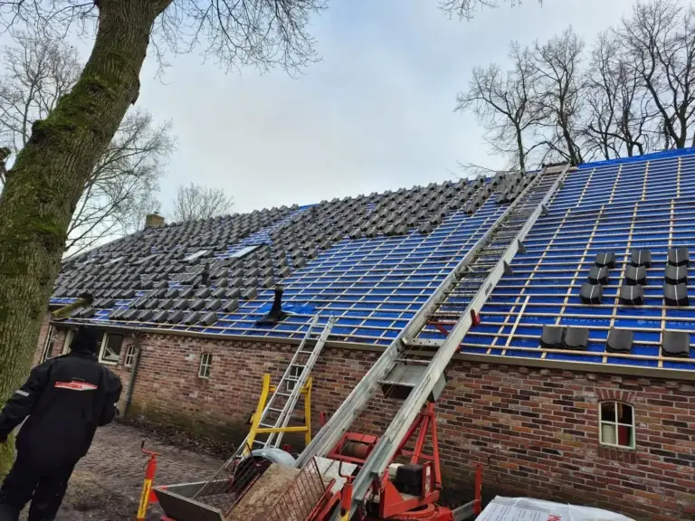 Dakdekker van Jongsma bij een boerderij in renovatie