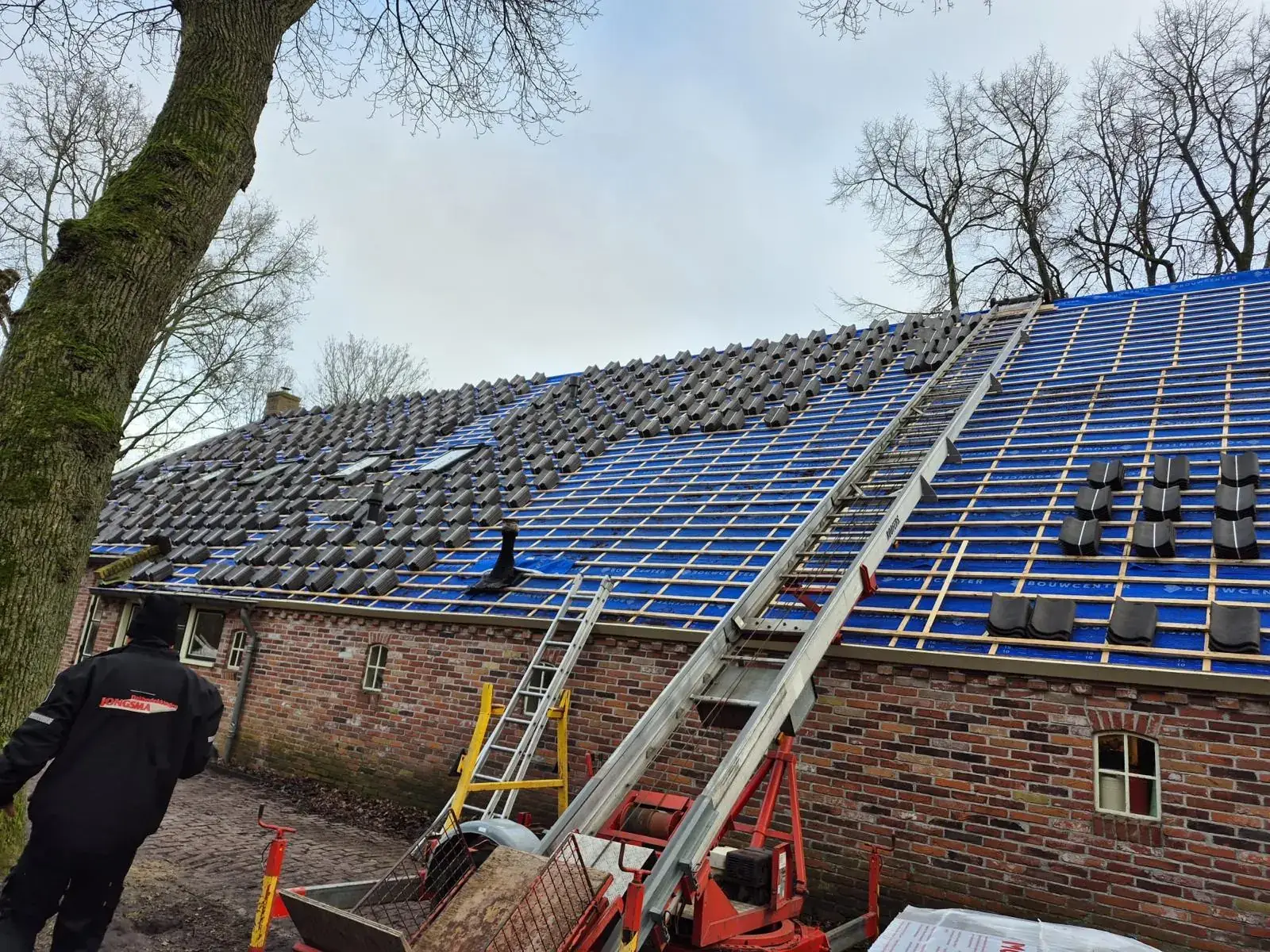 Dakdekker van Jongsma bij een boerderij in renovatie