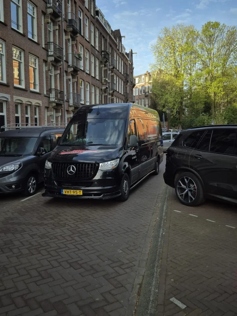 Bus van Jongsma in een stadsstraat