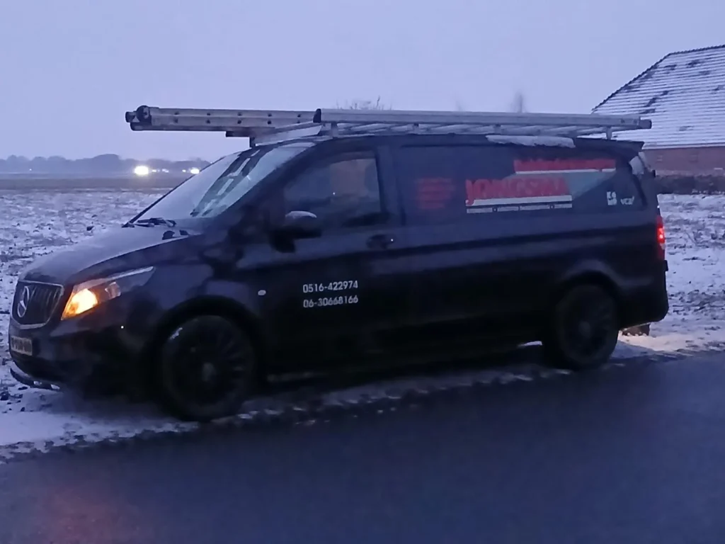 Bus van Jongsma in de sneeuw