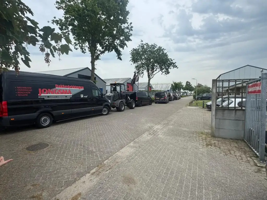 Bedrijfsbussen van Jongsma bij het pand