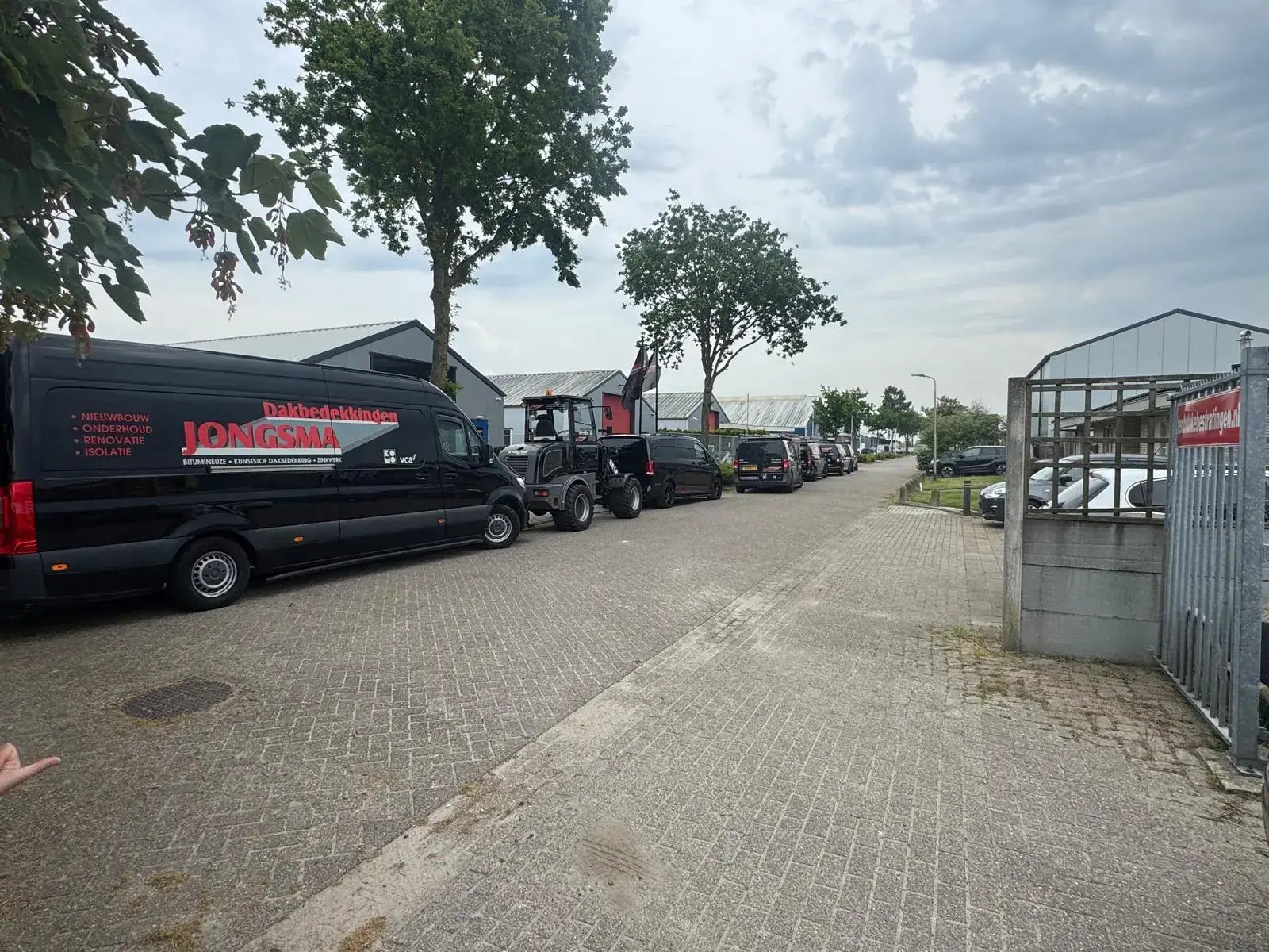 Bedrijfsbussen van Jongsma bij het pand