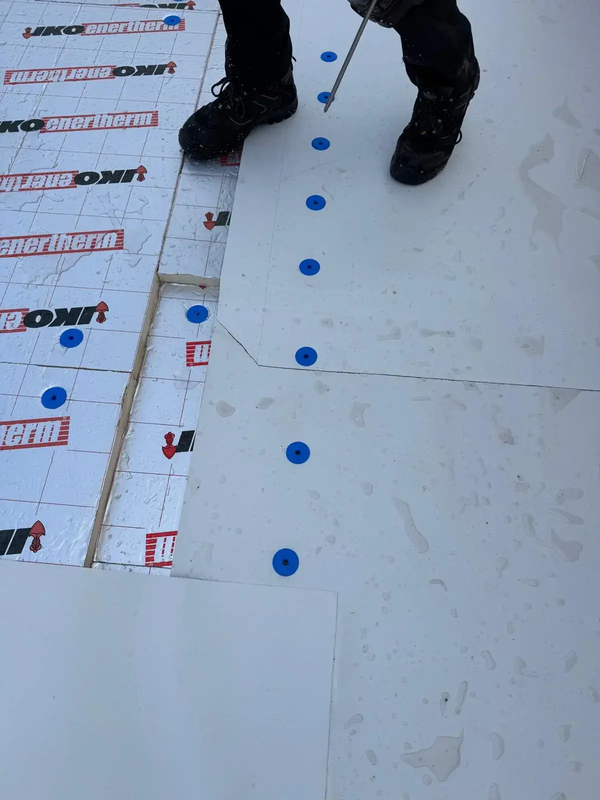 Isolatie en bevestiging op een plat dak