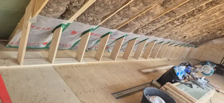 Kapconstructie van binnen met nieuwe houten balken