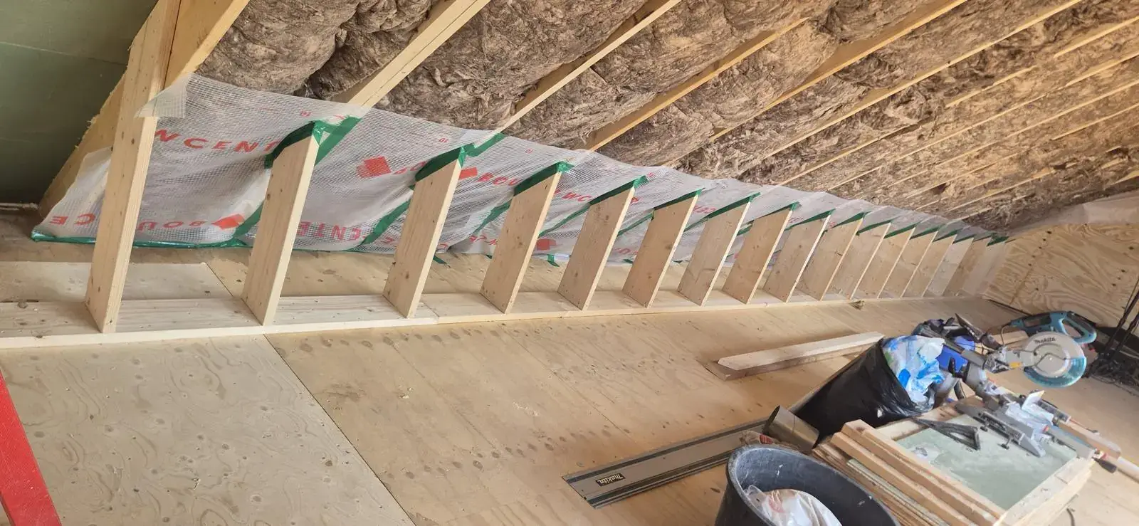 Kapconstructie van binnen met nieuwe houten balken