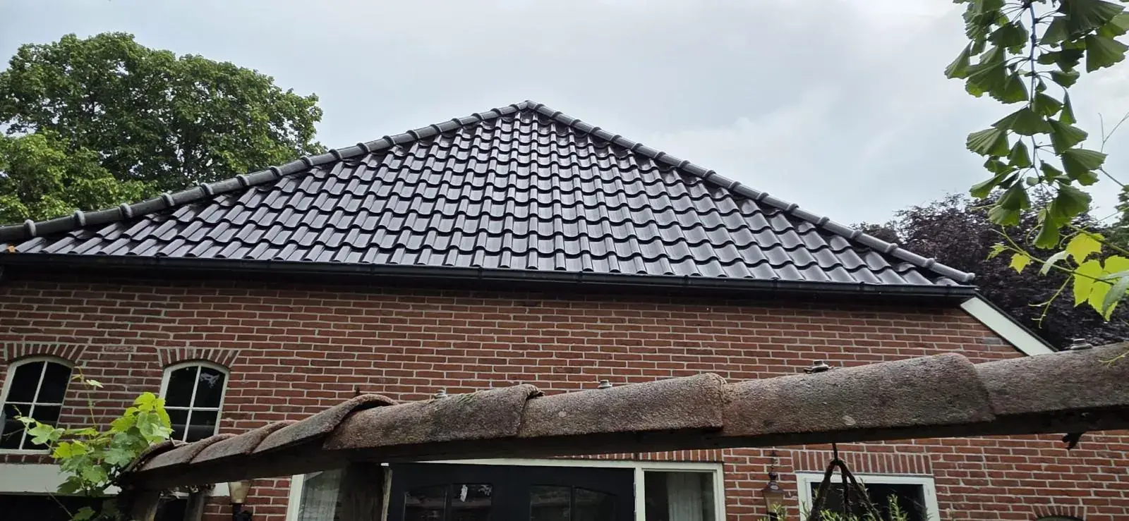 Nieuw pannendak met zwarte pannen