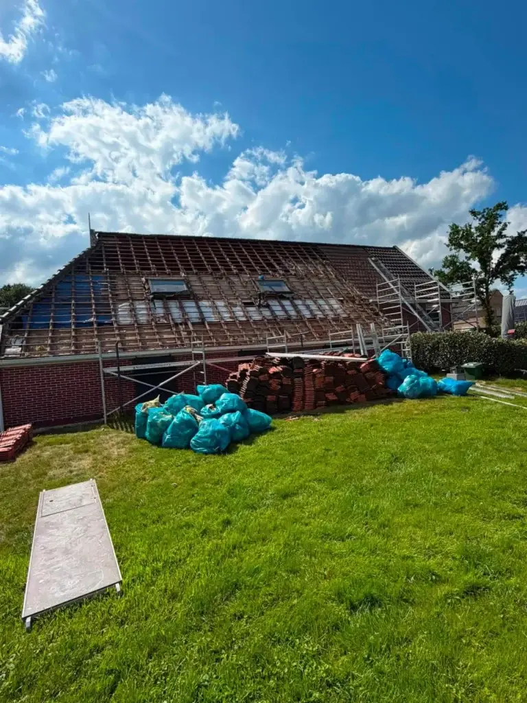 Renovatie pannendak, pannen op de steiger