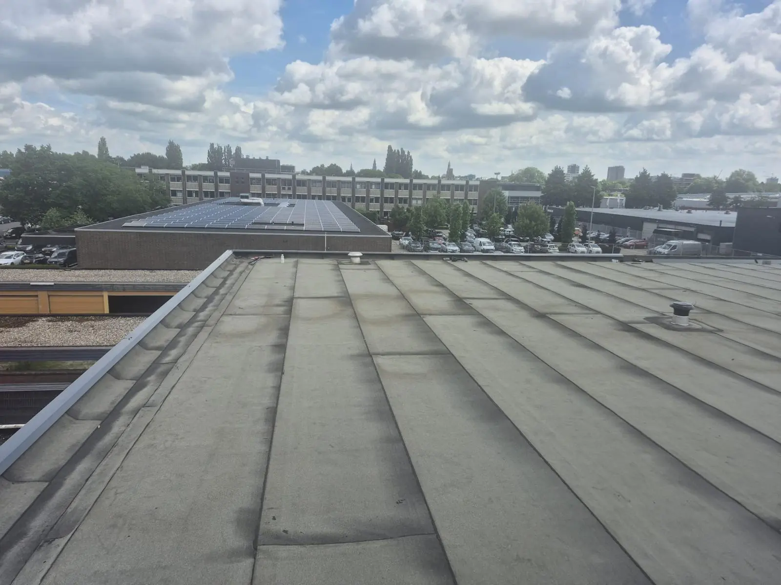 Plat dak met nieuwe banen bitumen