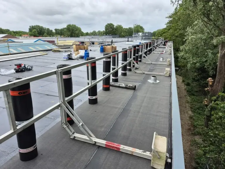 Randbeveiliging langs de dakrand van een bedrijfsdak
